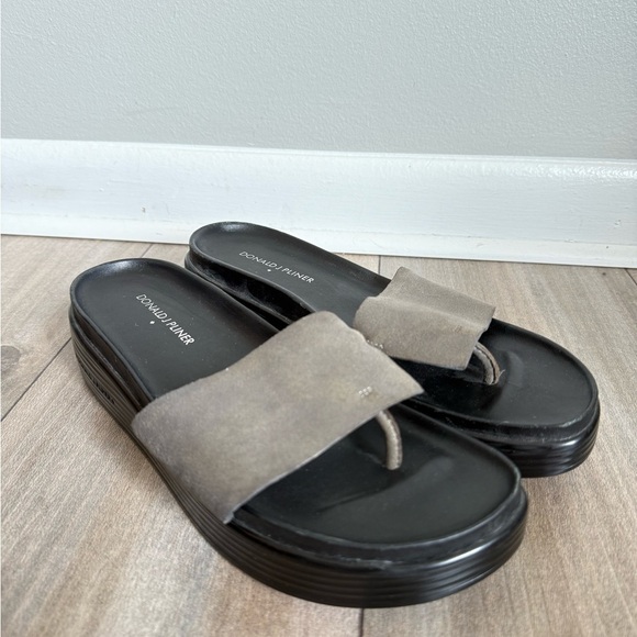 Donald Pliner Women's Fifi Flatform Thong Sandals metallic size 8.5 - Picture 2 of 6